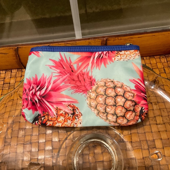 Pretty Tropical Pineapple Make-Up Bag - Picture 1 of 4